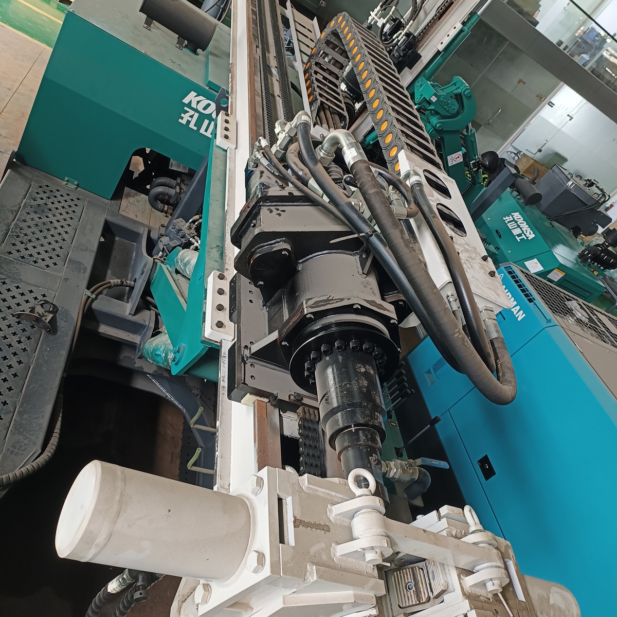 Höghållfasta plåtkedjor för bergbultsborrmaskiner